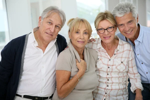 Glada aktiva äldre människor poserar — Stockfoto