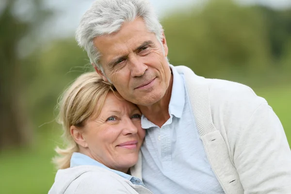 Paar die elkaar omhelzen — Stockfoto