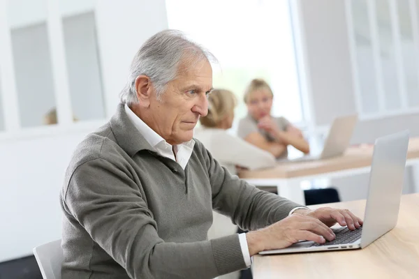 Uomo che utilizza computer portatile — Foto Stock