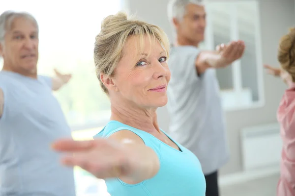 Personas que se estiran en la sala de fitness — Foto de Stock