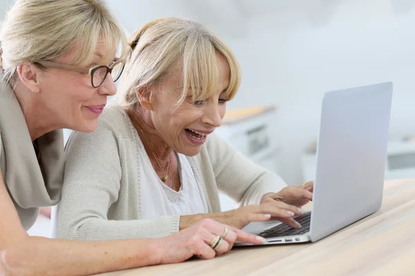 Vrouwen websurfing met laptopcomputer — Stockfoto