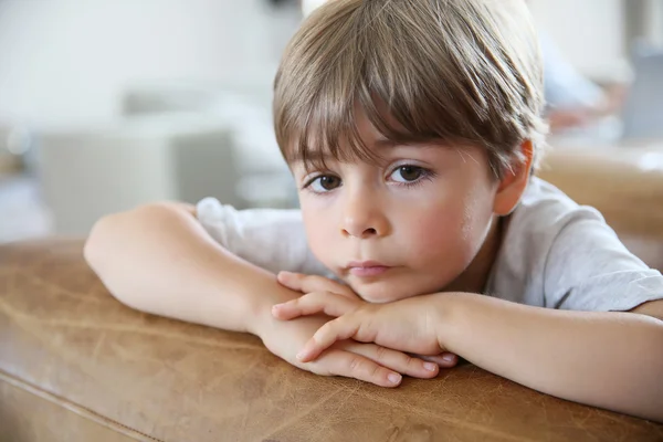 Liten pojke att vara eftertänksam — Stockfoto