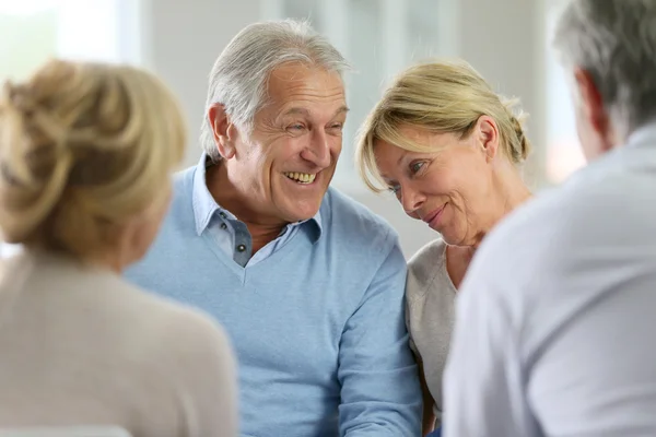 Paar besucht Gruppentherapie — Stockfoto