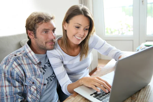 Ζευγάρι συνδεδεμένο στο διαδίκτυο με φορητό υπολογιστή — Φωτογραφία Αρχείου