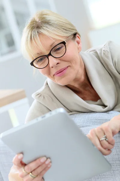 Femme utilisant une tablette numérique Photo De Stock