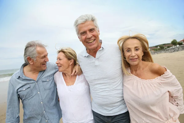 People walking on the beach — Stock Photo, Image