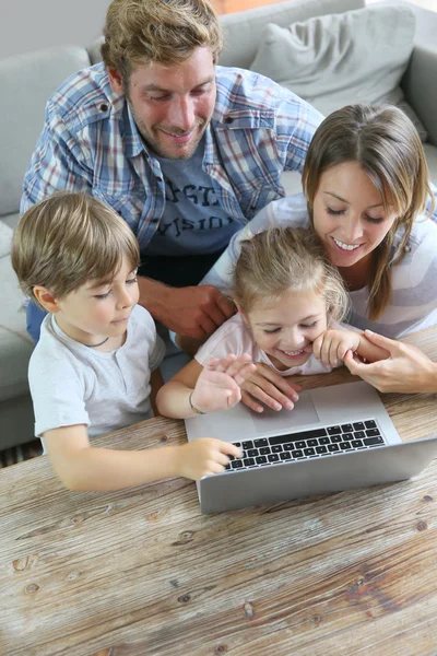 Ouders met kinderen met behulp van laptop — Stockfoto