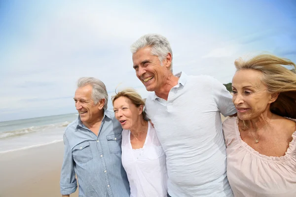 People walking on the beach — Stock Photo, Image