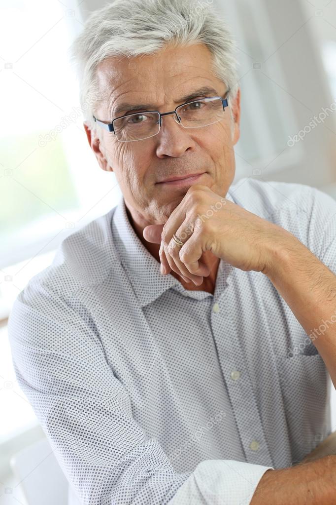 man  wearing eyeglasses