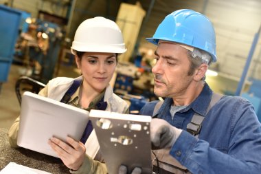 Metalurji işçi dijital tablet kullanma