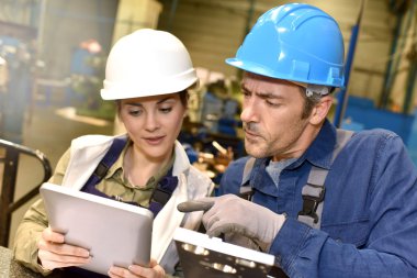 Metalurji işçi dijital tablet kullanma