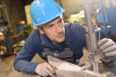 Demir ustası makinasıyla