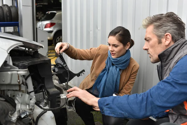 Mechanic showing what  to repair — Stock Photo, Image