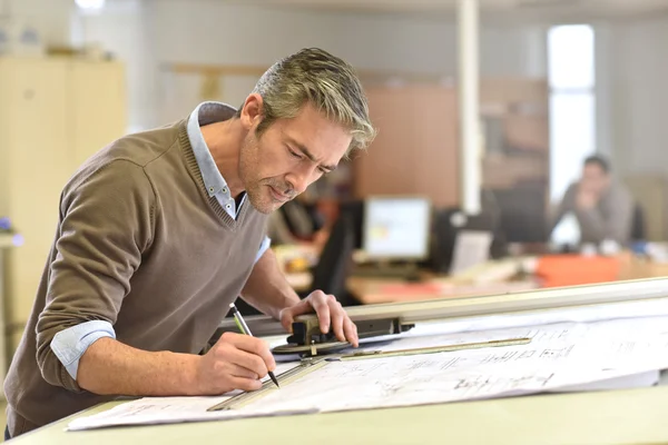 Arquitecto trabajando en mesa de dibujo —  Fotos de Stock