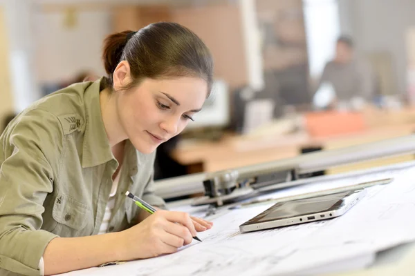 Architecte travaillant sur table à dessin — Photo