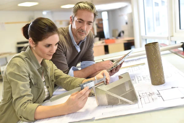 Ontwerpers werken aan project in office — Stockfoto