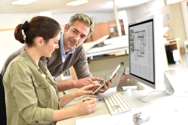 Ingenjörer arbetar tillsammans i office — Stockfoto