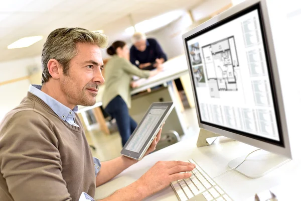 Ingeniero trabajando en la oficina de diseño — Foto de Stock