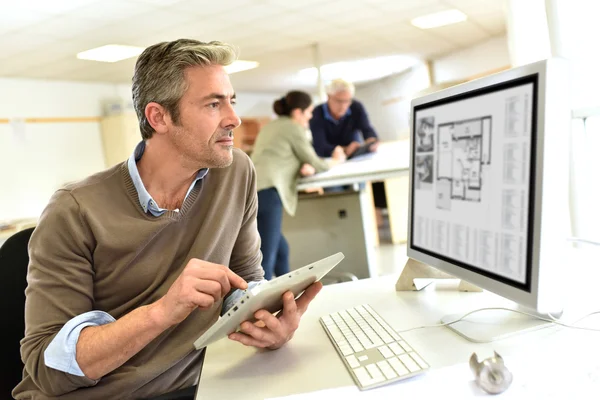 Ingeniero trabajando en la oficina de diseño — Foto de Stock