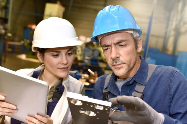 Trabalhadores da metalurgia usando tablet digital — Fotografia de Stock