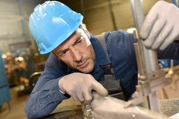 Metallarbetare med hjälp av maskin — Stockfoto