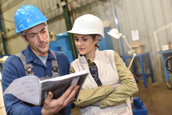 Arbeiter zeigt Maschinenraum — Stockfoto