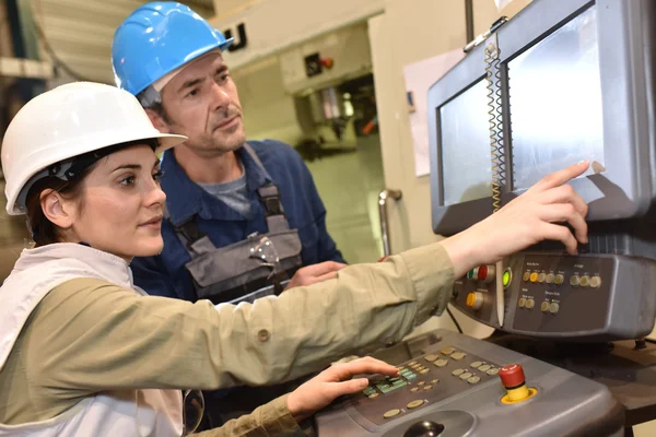 Lavoratori del settore manifatturiero — Foto Stock