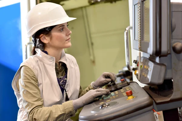 Trabajador programación máquina electrónica — Foto de Stock