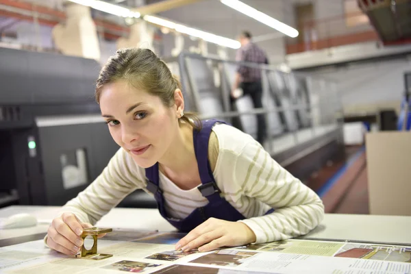 Kvinna som arbetar i tryckeri — Stockfoto