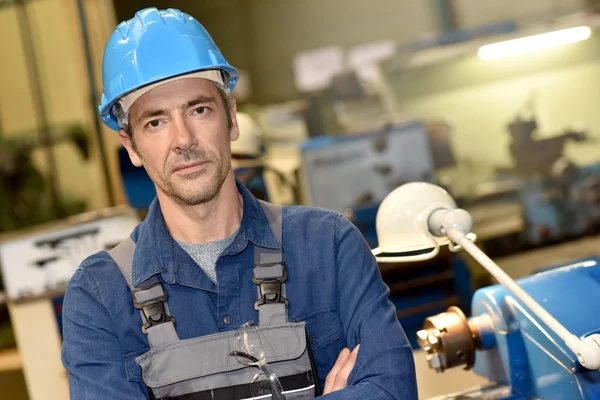 Lavoratore in piedi in officina — Foto Stock