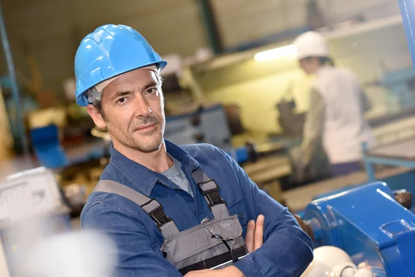 Travailleur debout dans l'atelier — Photo