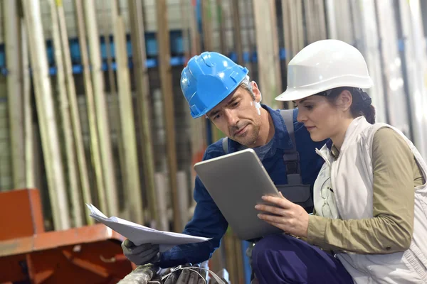 Ingenieros en almacén de metalurgia —  Fotos de Stock