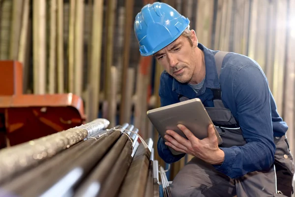 Man controleren van producten — Stockfoto