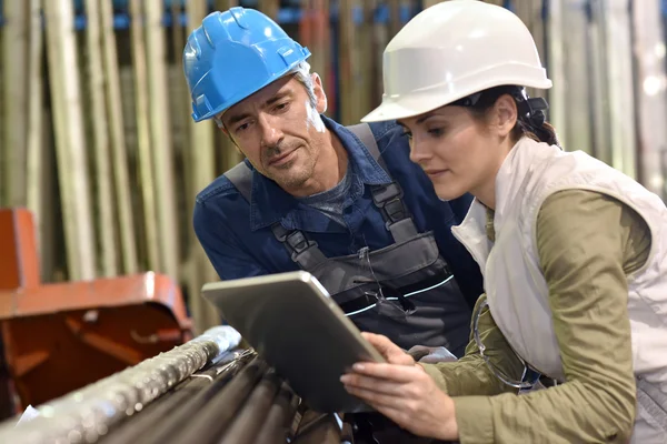 Engenheiros usando tablet digital — Fotografia de Stock