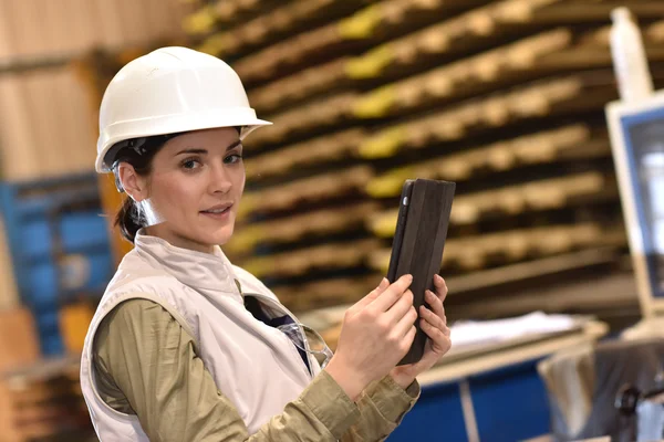 Vrouw controleren van producten — Stockfoto