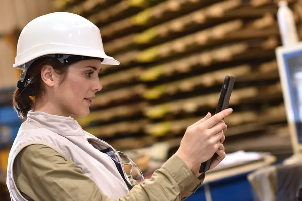 Frau überprüft Produkte — Stockfoto