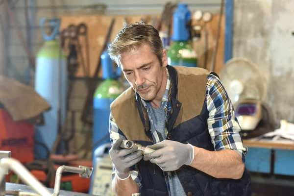 Trabajador que trabaja en taller — Foto de Stock