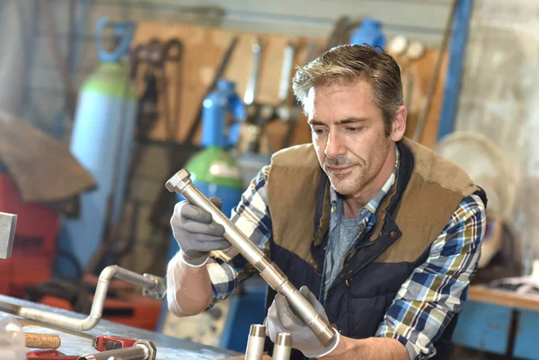 Arbeiter in Metallurgie-Werkstatt bei der Arbeit — Stockfoto