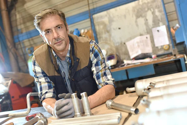 Lavoratore che lavora nel laboratorio di metallurgia — Foto Stock