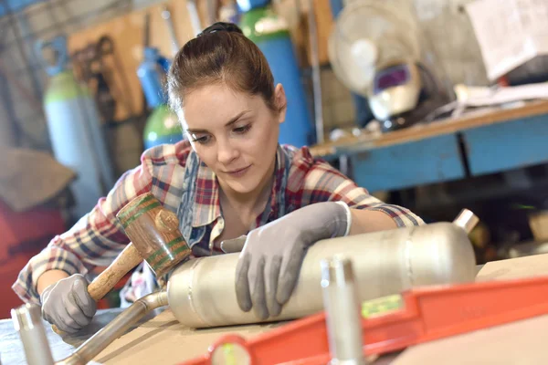 Woman working in workshop — Stock Photo, Image