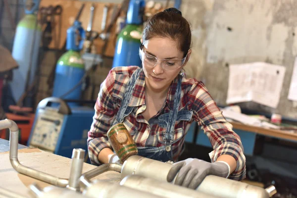 Mujer trabajando en taller de metalurgia — Foto de Stock