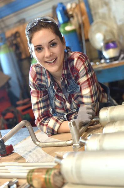 Mujer trabajando en taller de metalurgia —  Fotos de Stock