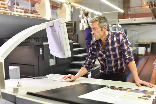 Людина працює на друкарській машині — стокове фото