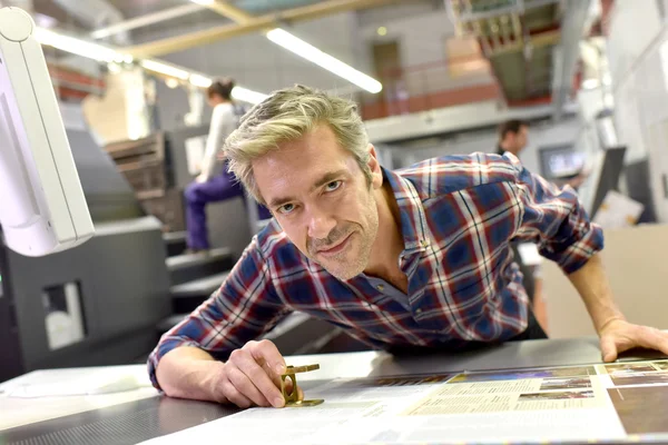 Man working on printing machine — Stock Photo, Image