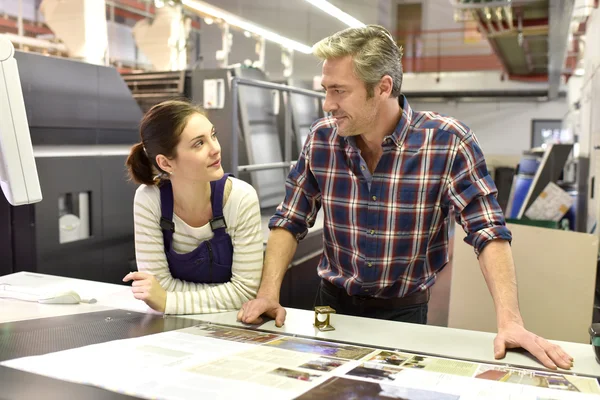 Man working with apprentice — Stock Photo, Image