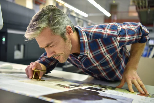 Mann arbeitet in Druckerei — Stockfoto