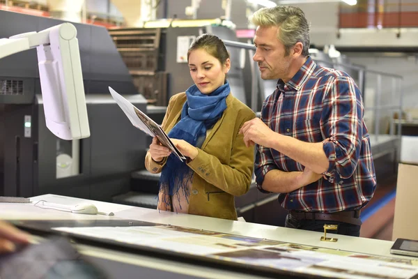 Man showing  documents — Stock Photo, Image