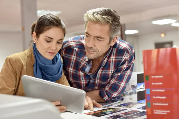 Klienten i tryckeriet kontrollera arbete — Stockfoto