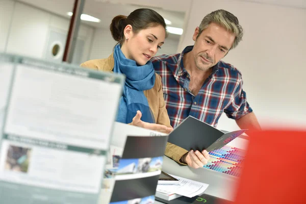 Klienten i tryckeriet kontrollera arbete — Stockfoto