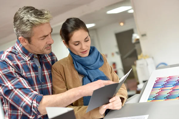 Klienten i tryckeriet kontrollera arbete — Stockfoto